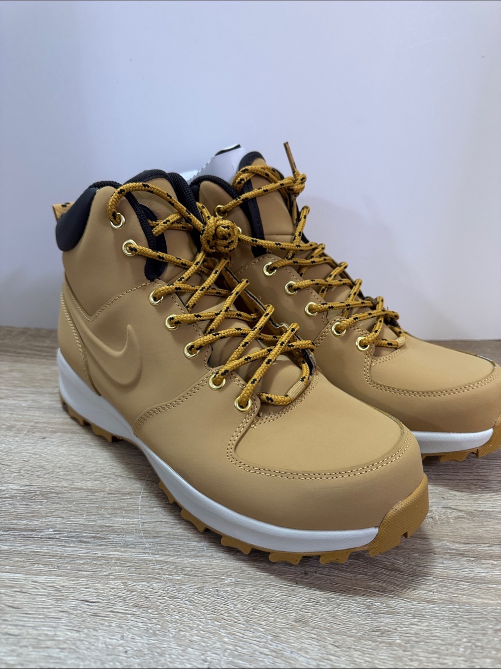 Nike Manoa